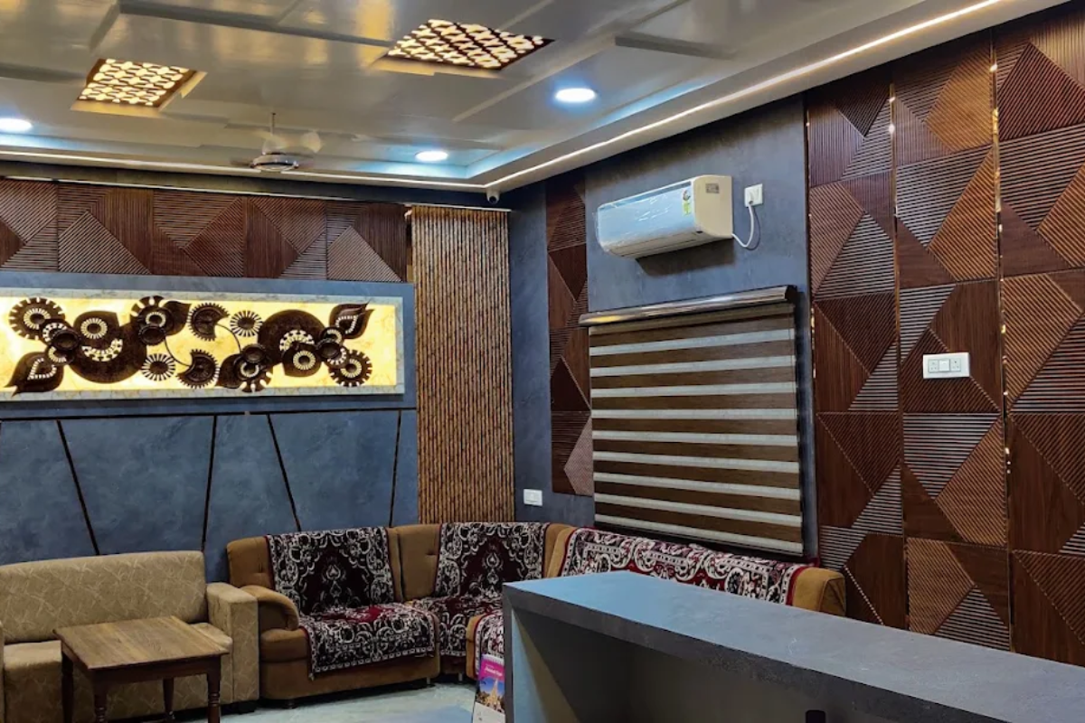 Reception & Lounge